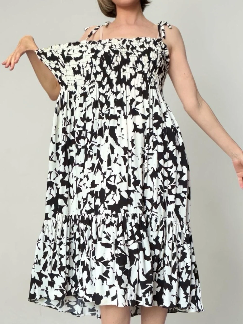 Kate Spade Black and White Crepe Floral Smocked Midi Dress Tiered Strappy Sz 10